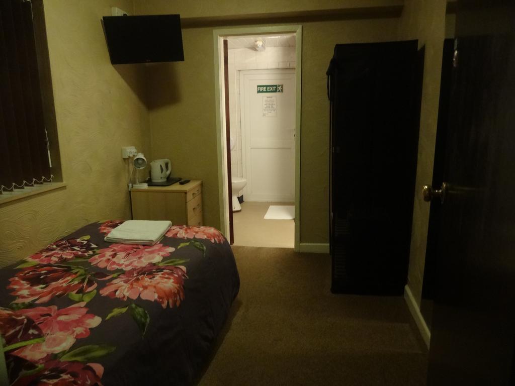 The Manor Hotel 纽尼顿 客房 照片